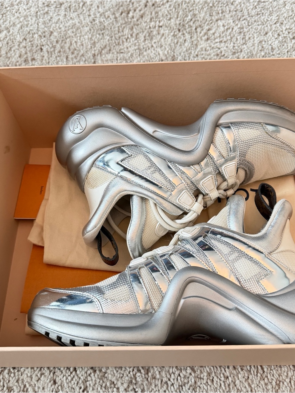 Women Louis Vuitton Archlight Sneaker size 39